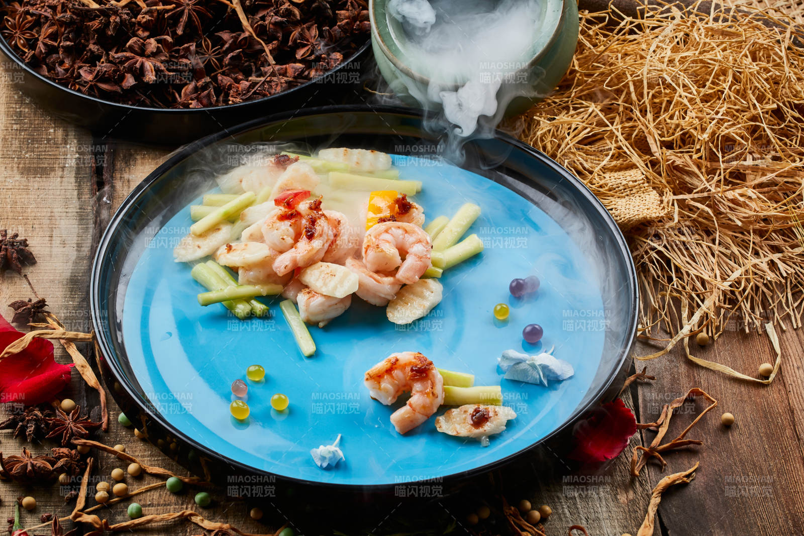 陈旧木板上的双色圆瓷盘装的芦笋山药焗虾仁图片