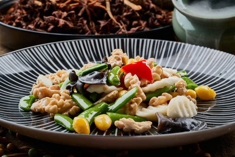 条纹圆盘装的粤式荷塘月色图片