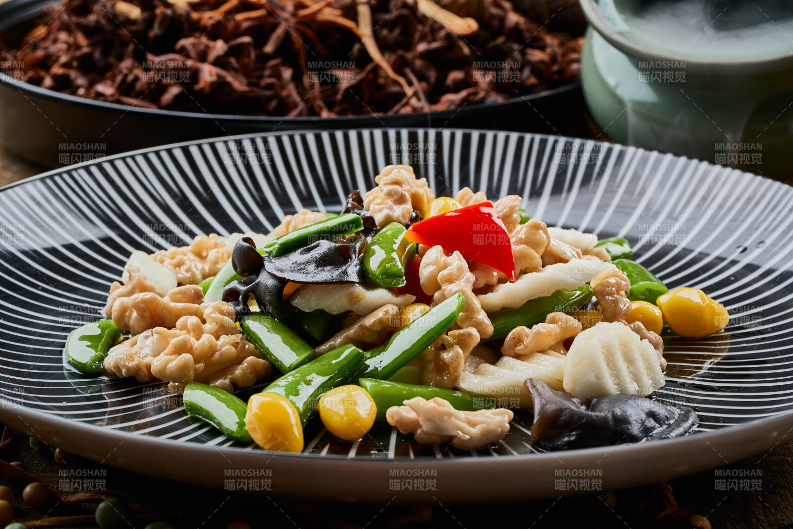 条纹圆盘装的粤式荷塘月色图片