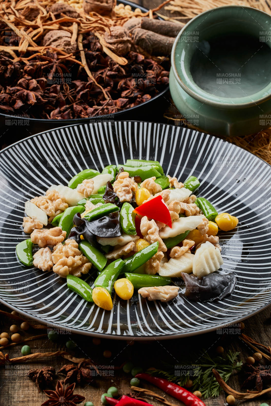 条纹圆盘装的粤式荷塘月色图片