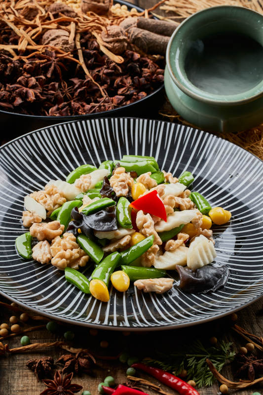 条纹圆盘装的粤式荷塘月色图片