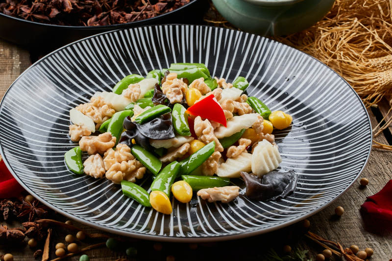 条纹圆盘装的粤式荷塘月色图片