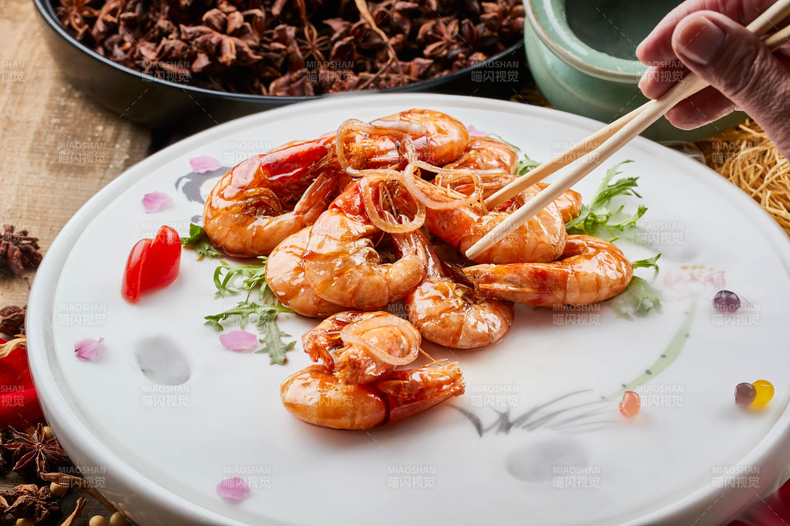 陈旧木板上的圆瓷盘装的广式油爆大虾图片