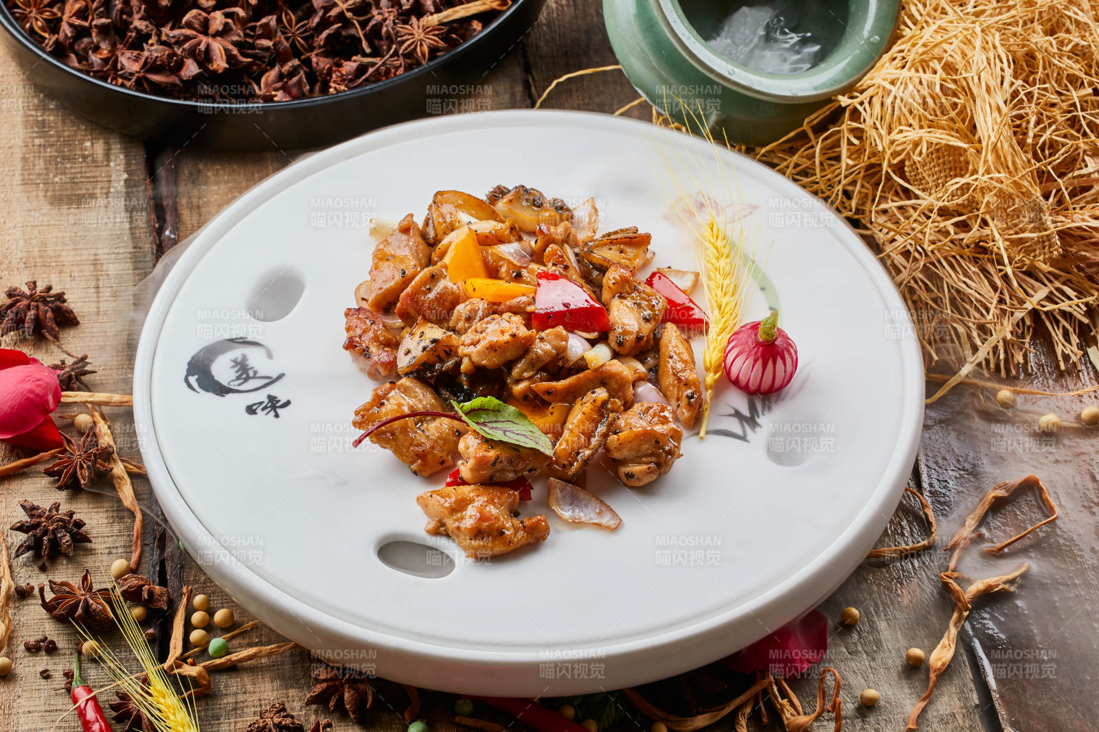 陈旧木板上的白瓷圆盘装的黑椒鲜鲍鱼烧鸡块图片