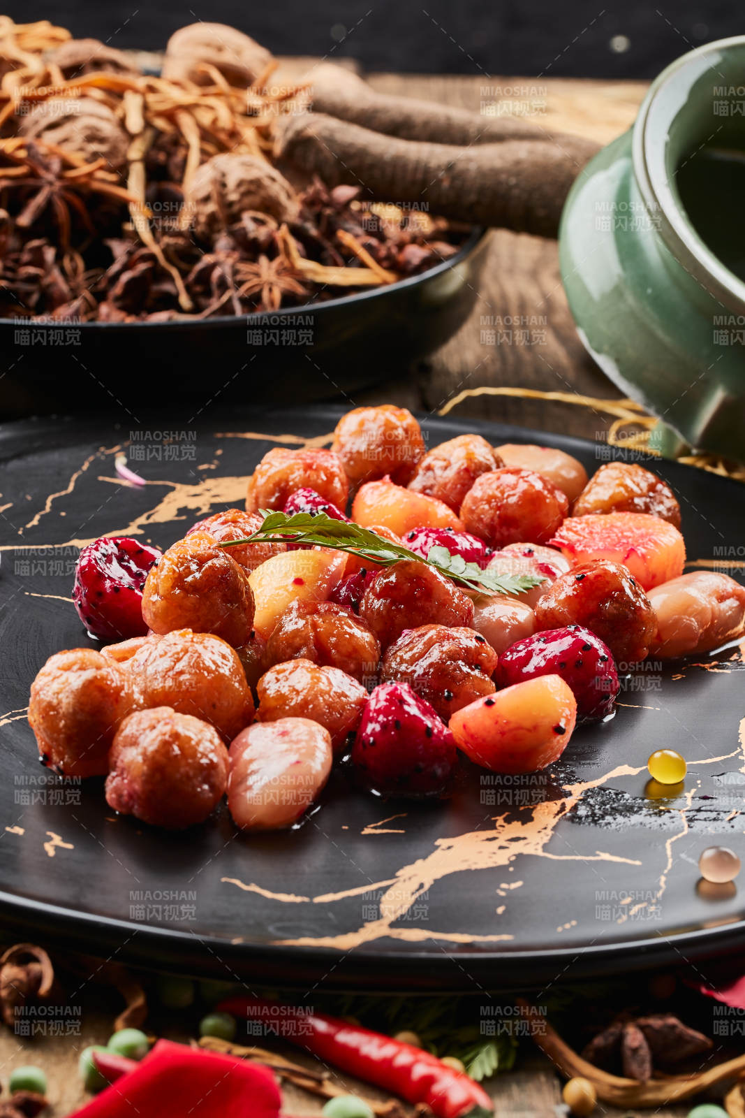 黑石盘装的蜜汁水果鱼丸图片