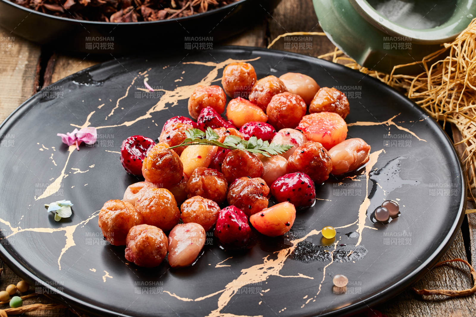 黑石盘装的蜜汁水果鱼丸图片