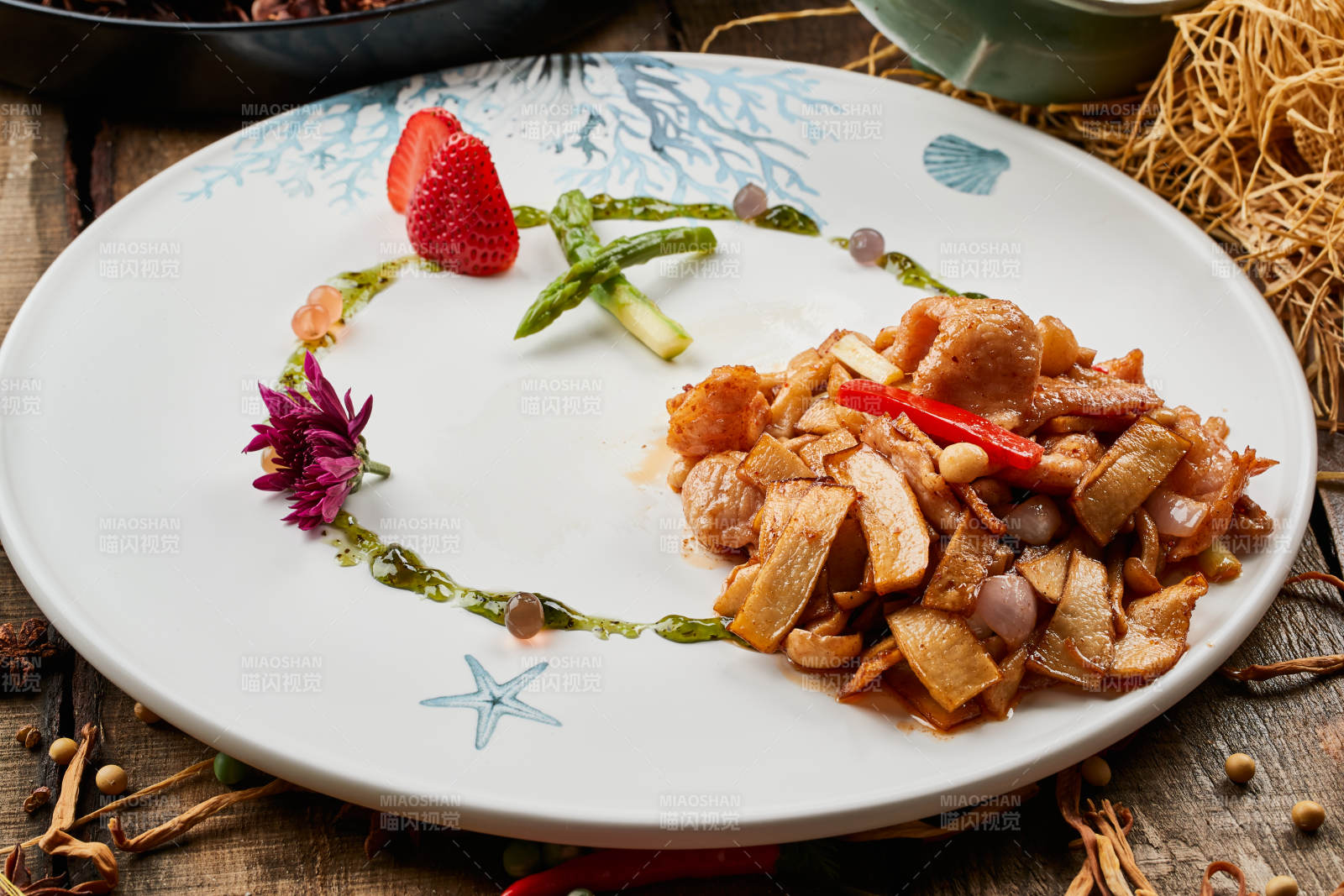 陈旧木板上的圆瓷盘装的杏鲍菇里脊肉图片