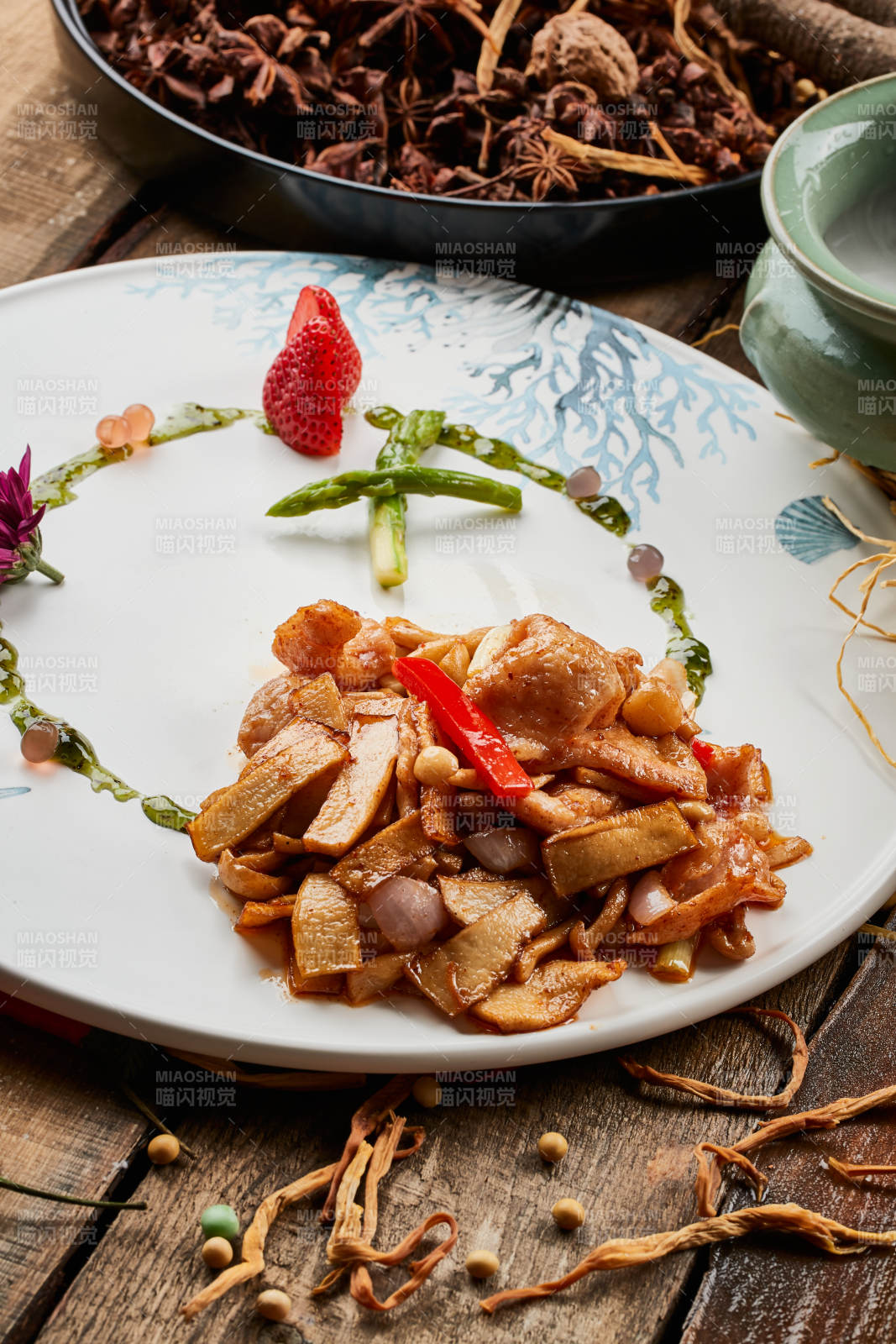 陈旧木板上的圆瓷盘装的杏鲍菇里脊肉图片