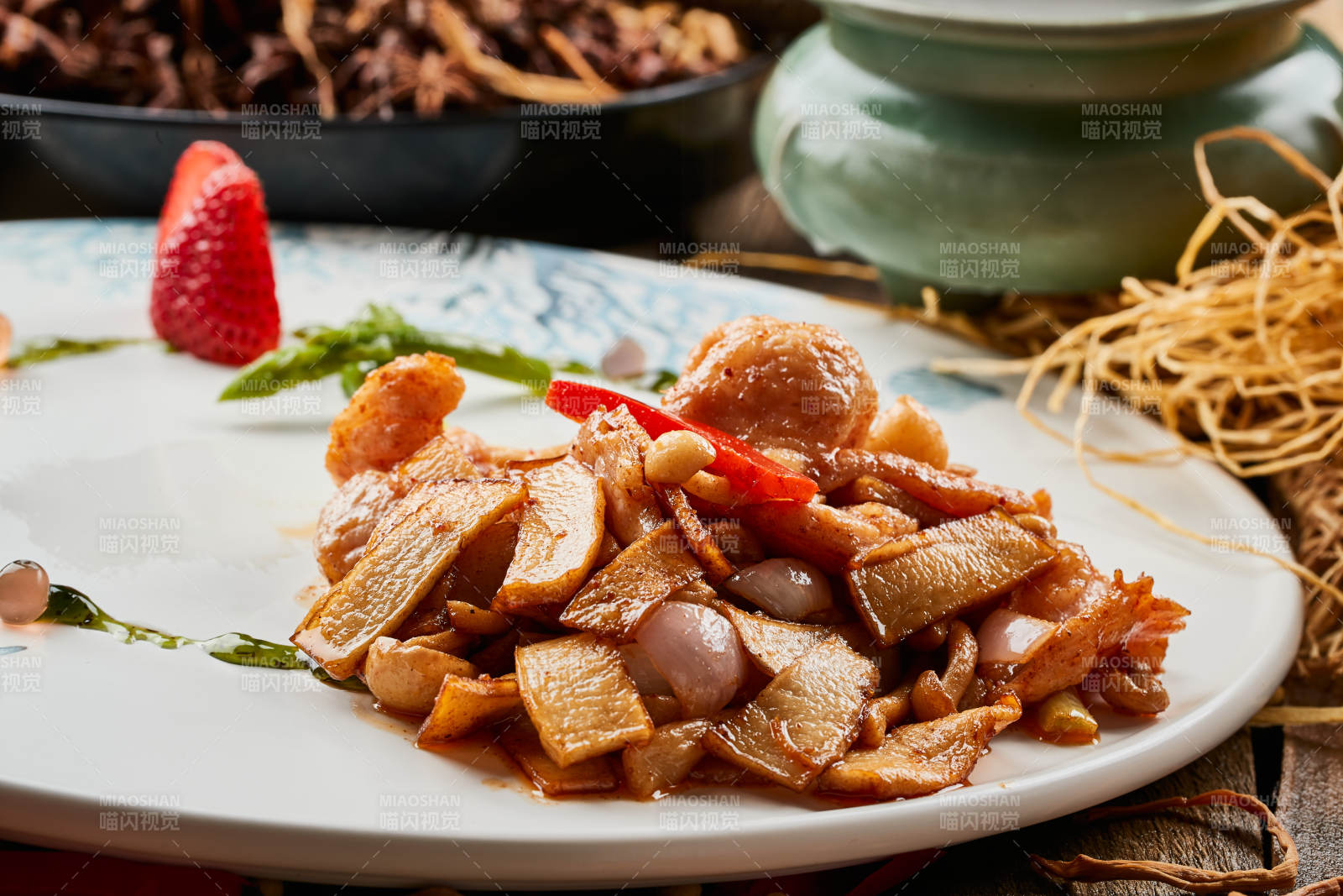 陈旧木板上的圆瓷盘装的杏鲍菇里脊肉图片