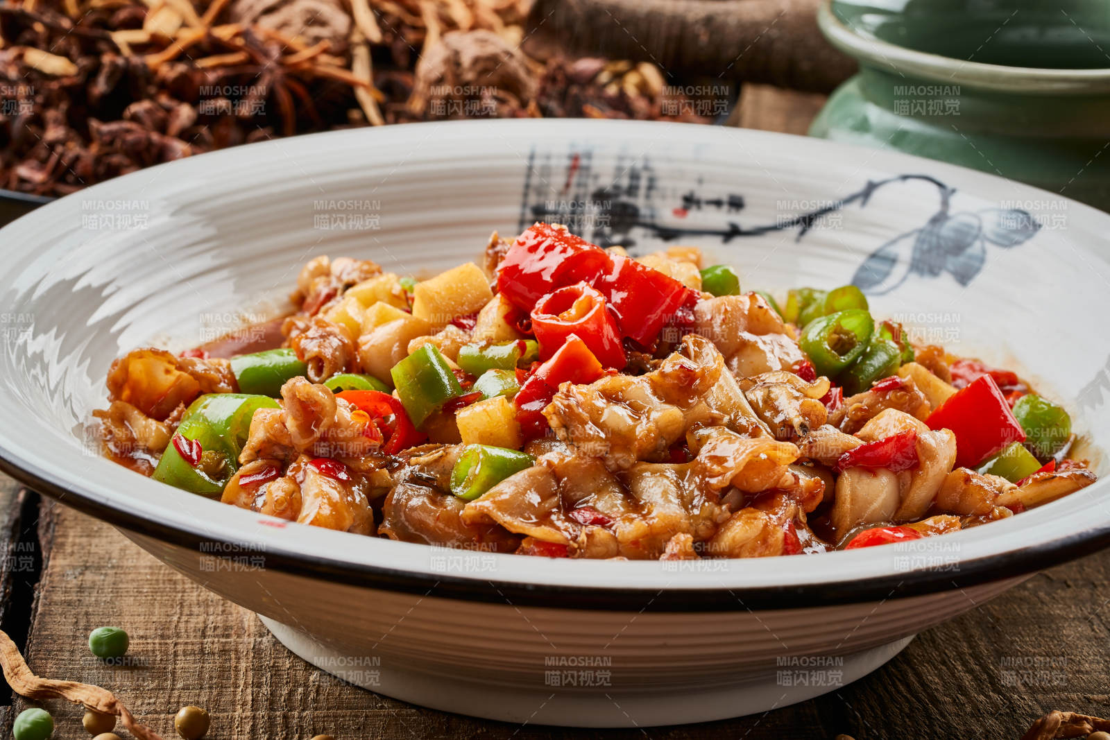 陈旧木板上的圆瓷盆装的香水牛蛙图片