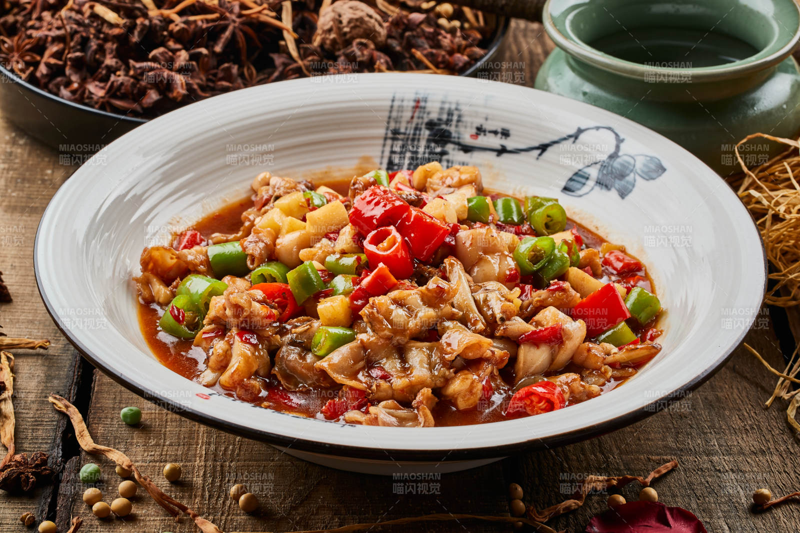 陈旧木板上的圆瓷盆装的香水牛蛙图片