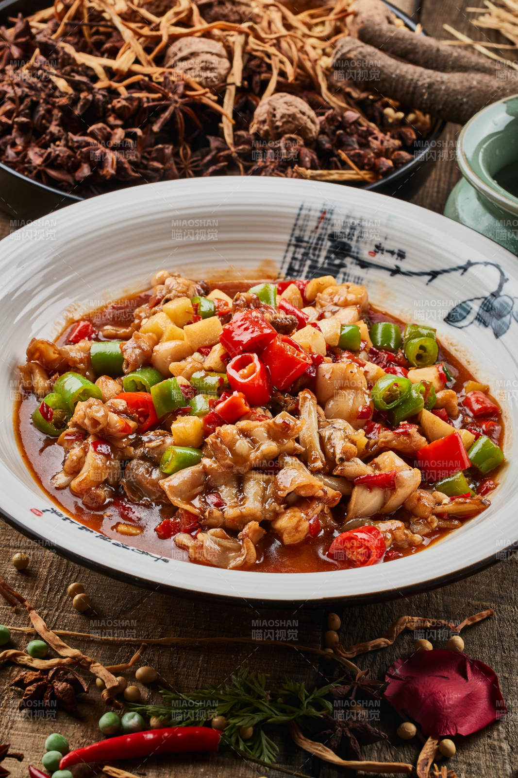 陈旧木板上的圆瓷盆装的香水牛蛙图片