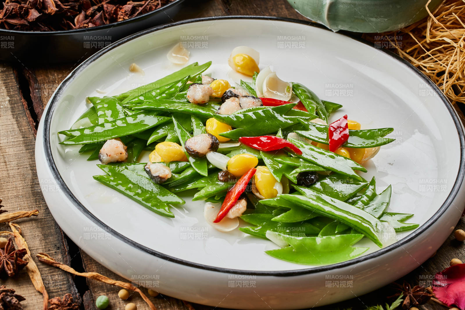 白色瓷盘装的百合银杏小炒荷兰豆图片