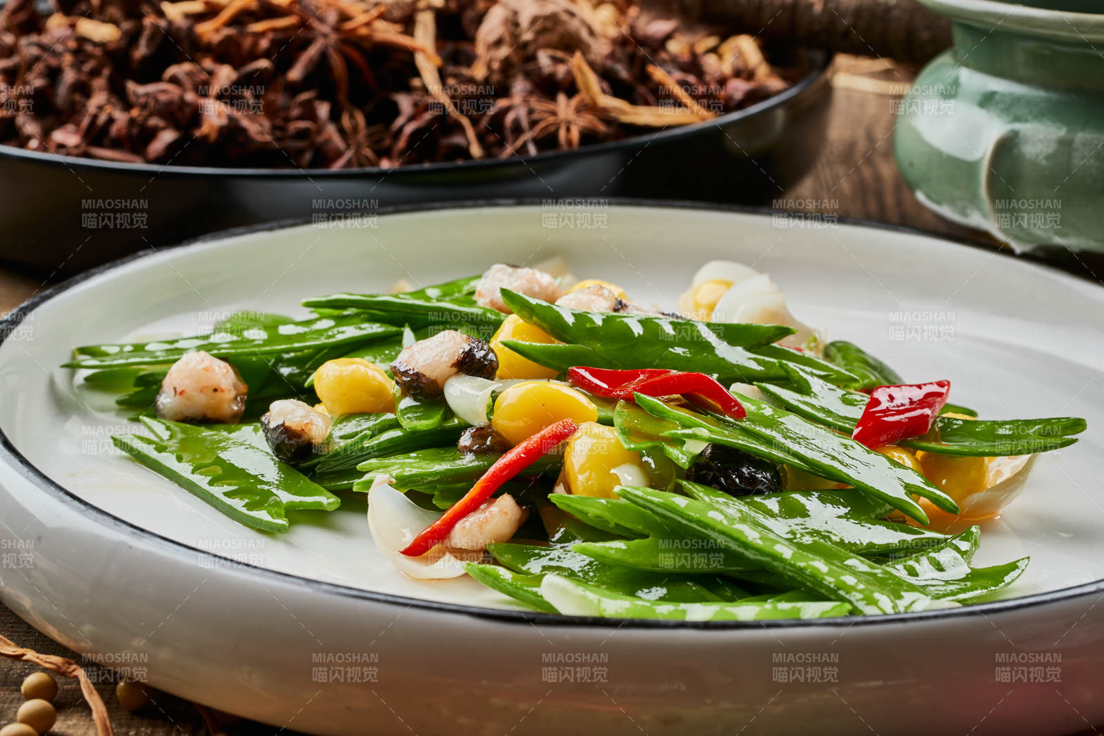 白色瓷盘装的百合银杏小炒荷兰豆图片