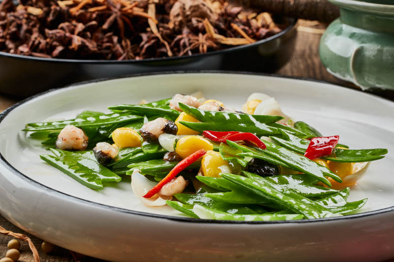 白色瓷盘装的百合银杏小炒荷兰豆图片