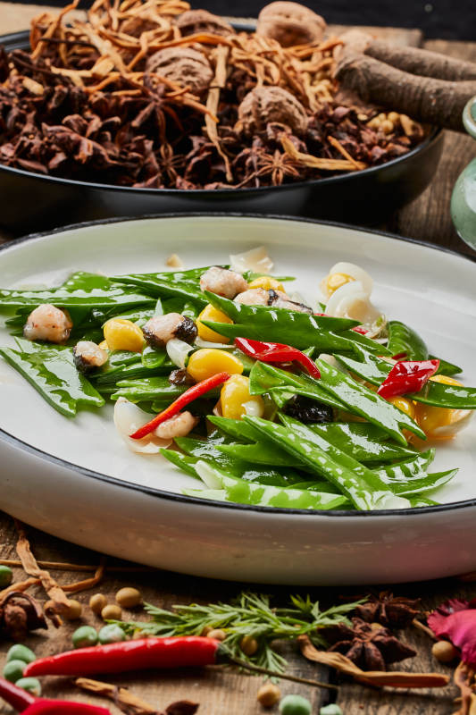 白色瓷盘装的百合银杏小炒荷兰豆图片