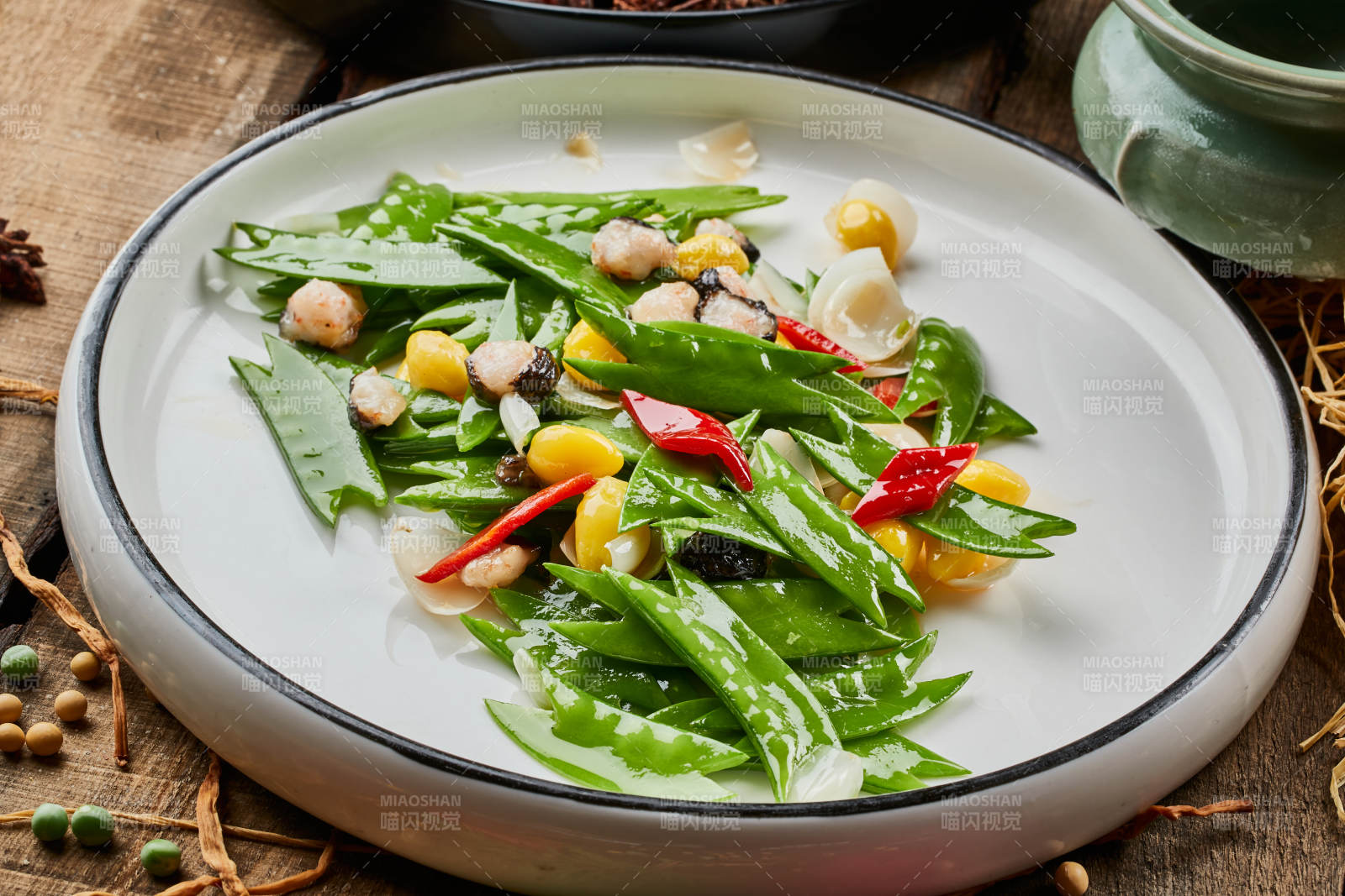 白色瓷盘装的百合银杏小炒荷兰豆图片