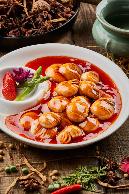 陈旧木板上的圆瓷盘装的浓汤烧口蘑图片