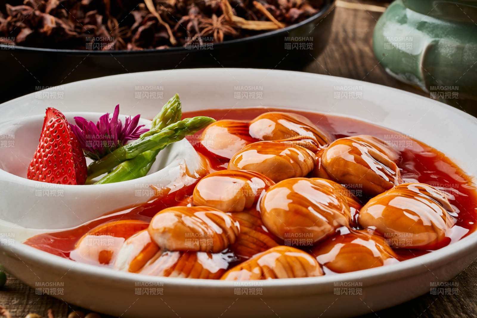 陈旧木板上的圆瓷盘装的浓汤烧口蘑图片