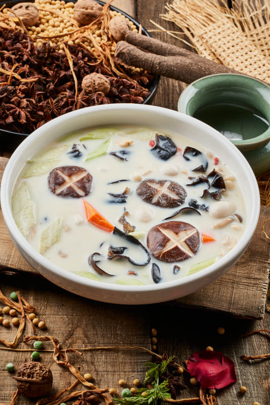 白色圆瓷汤盆装的什锦养生素浓汤图片