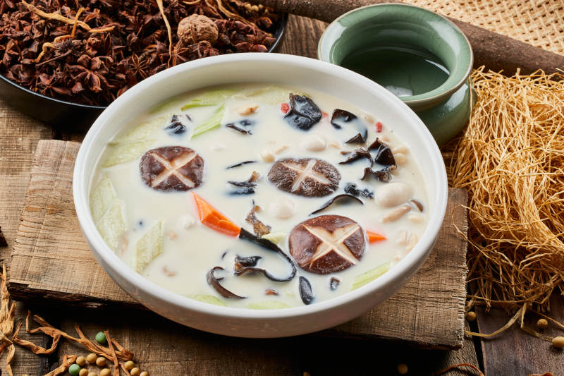 白色圆瓷汤盆装的什锦养生素浓汤图片