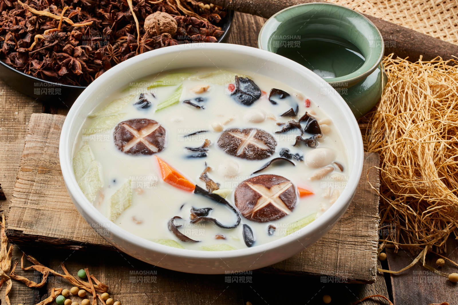 白色圆瓷汤盆装的什锦养生素浓汤图片