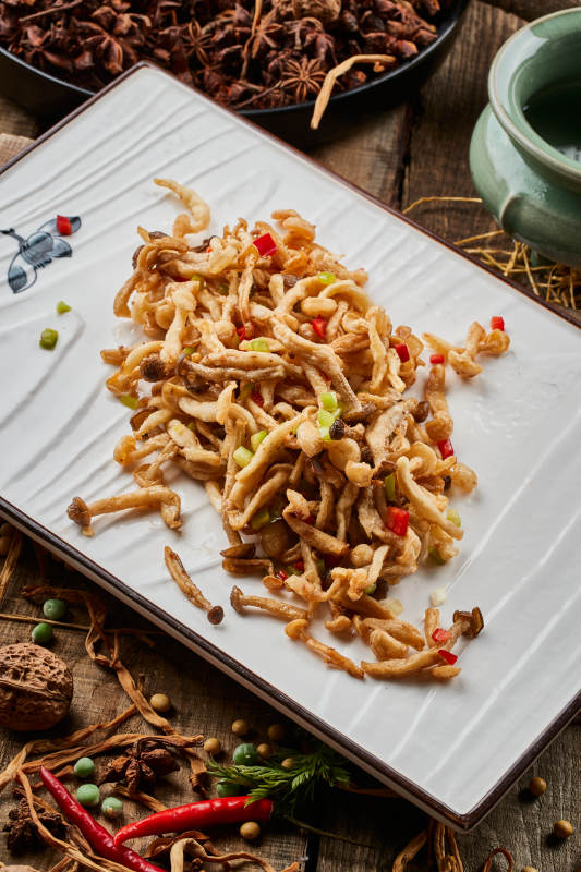 陈旧木板上的方瓷盘装的香炸鲜蘑图片