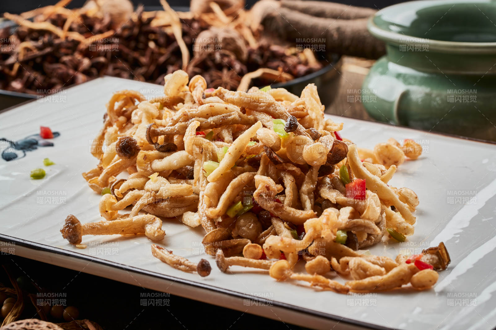 陈旧木板上的方瓷盘装的香炸鲜蘑图片