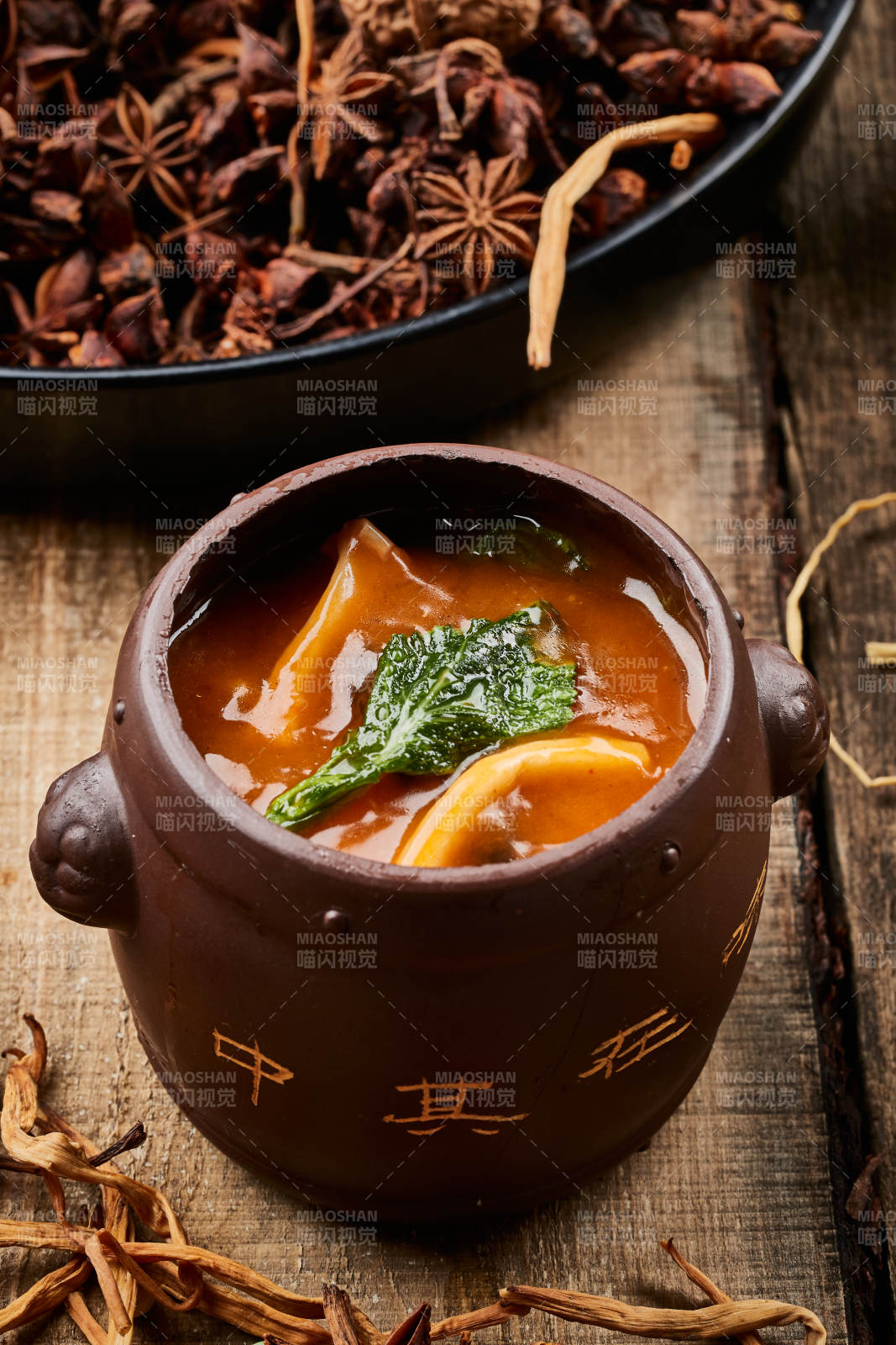 陈旧木板上的花胶海底佛跳墙图片