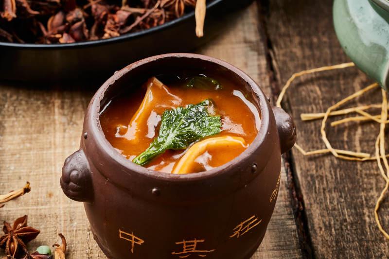 陈旧木板上的花胶海底佛跳墙图片