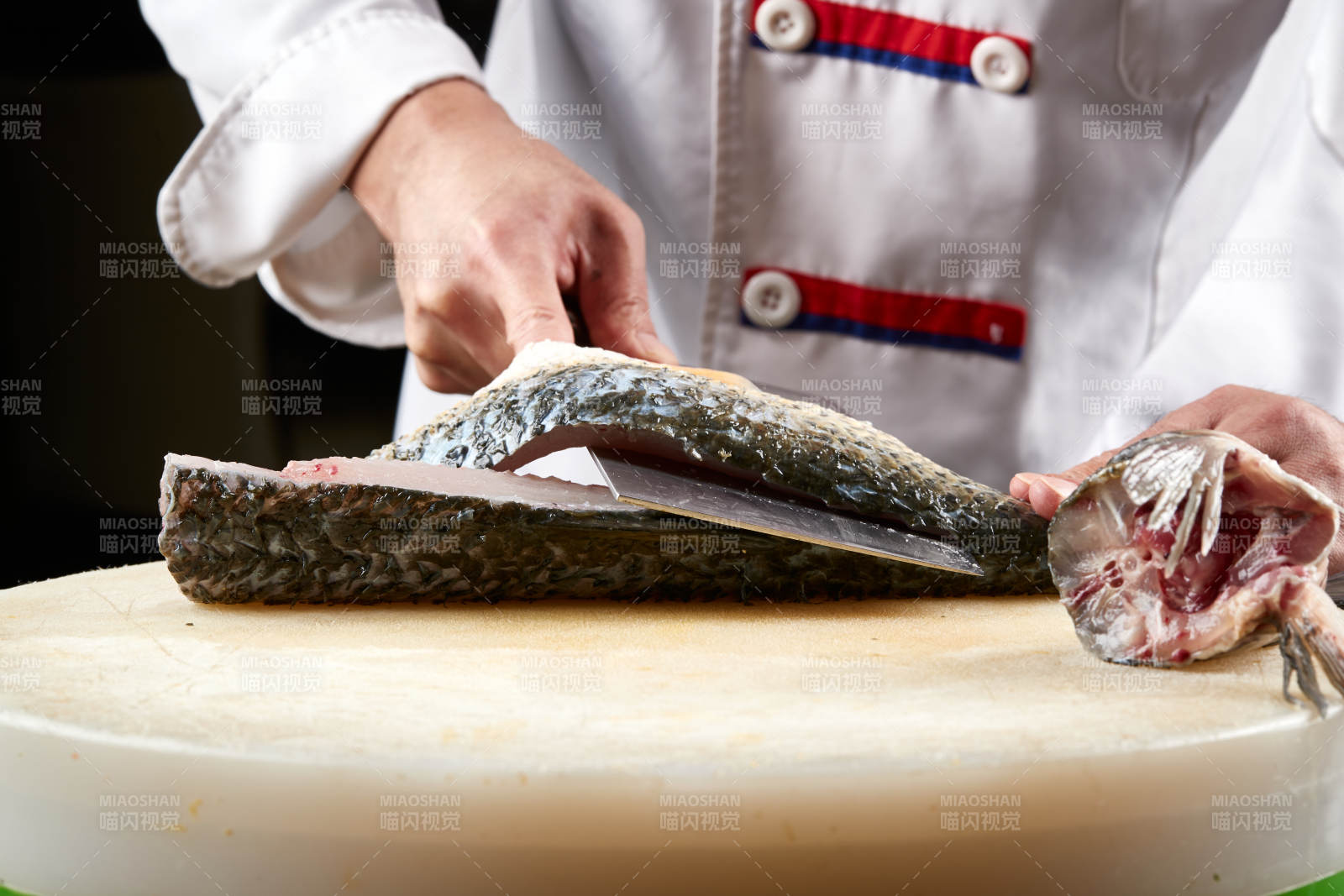 白色砧板上厨师用精湛的刀工展示生鱼片及鲜鱼料理切割分切的刀工图片