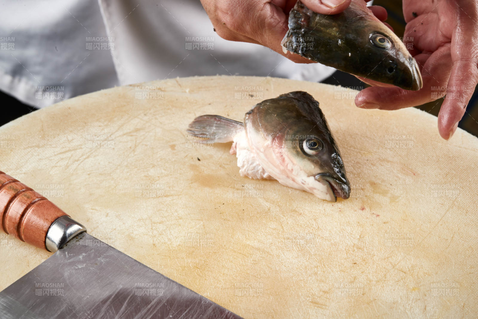 白色砧板上厨师用精湛的刀工展示生鱼片及鲜鱼料理切割分切的刀工图片