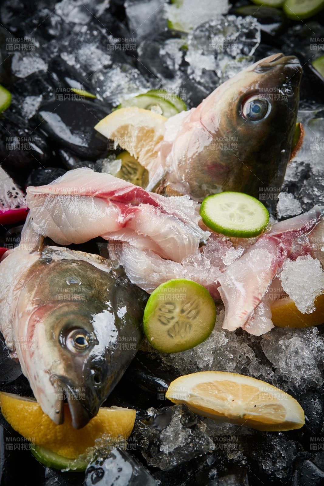 将晶莹白润的鲜鱼片码放在黑色的圆瓷盘上图片
