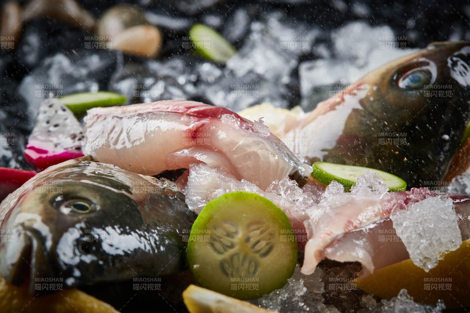 将晶莹白润的鲜鱼片码放在黑色的圆瓷盘上图片