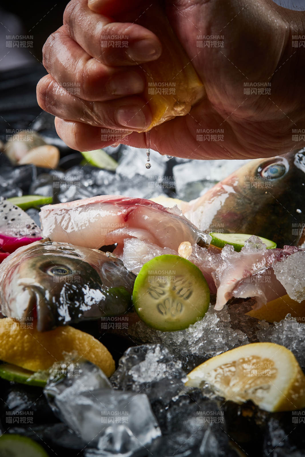 将晶莹白润的鲜鱼片码放在黑色的圆瓷盘上图片
