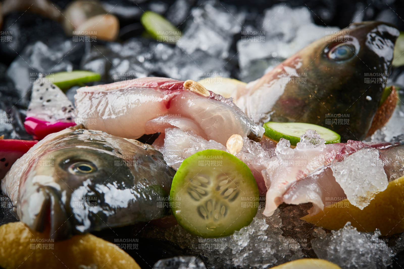 将晶莹白润的鲜鱼片码放在黑色的圆瓷盘上图片