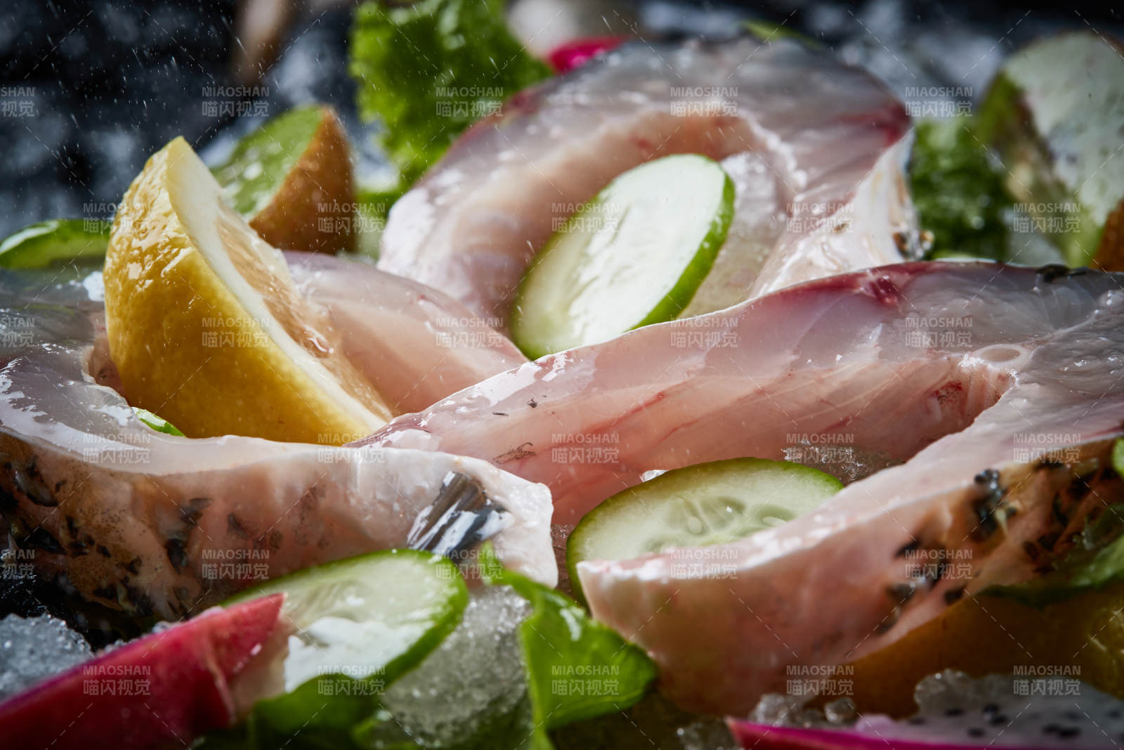 将晶莹白润的鲜鱼片码放在黑色的圆瓷盘上图片