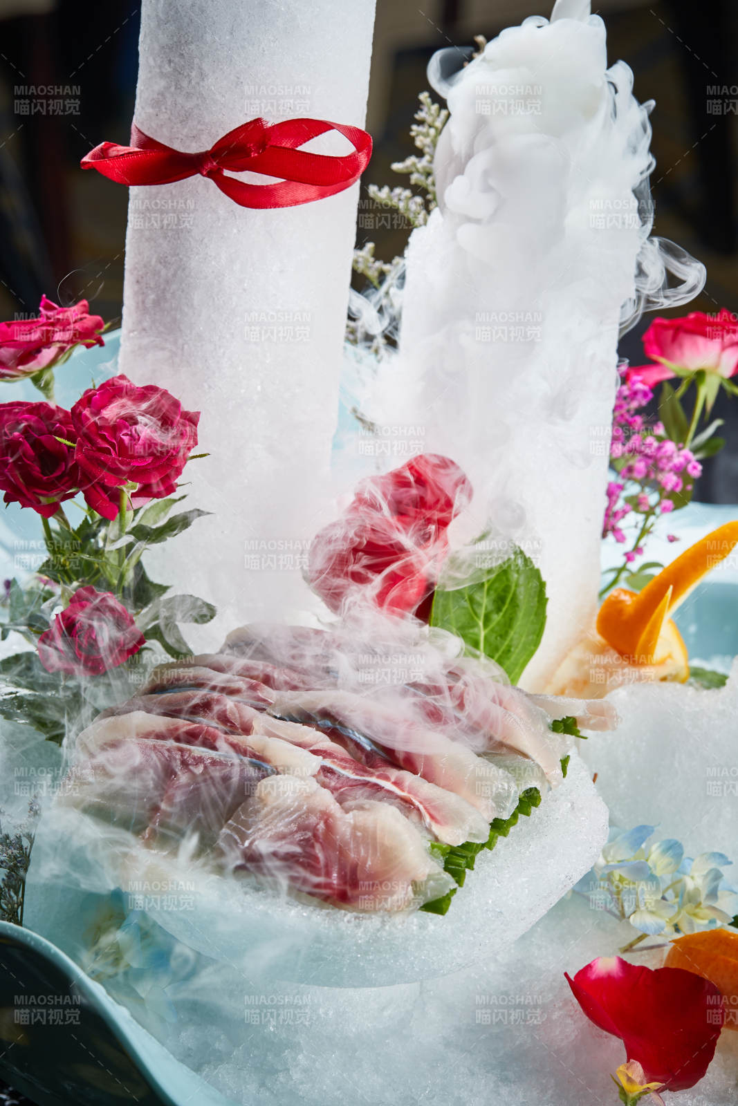 将晶莹白润的鲜鱼片码放在黑色的圆瓷盘上图片