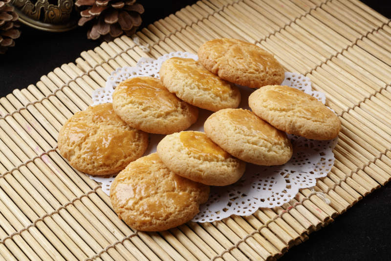 寿司帘上的的菠萝烤饼图片