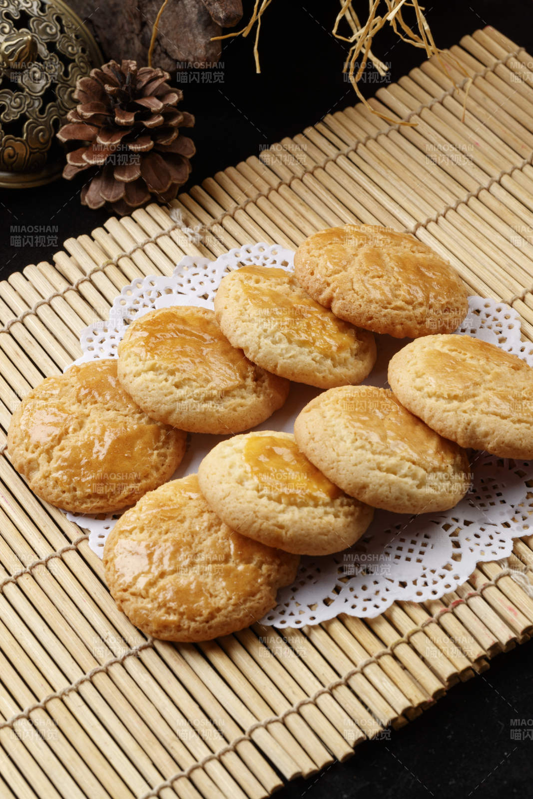 寿司帘上的的菠萝烤饼图片