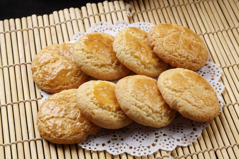 寿司帘上的的菠萝烤饼图片