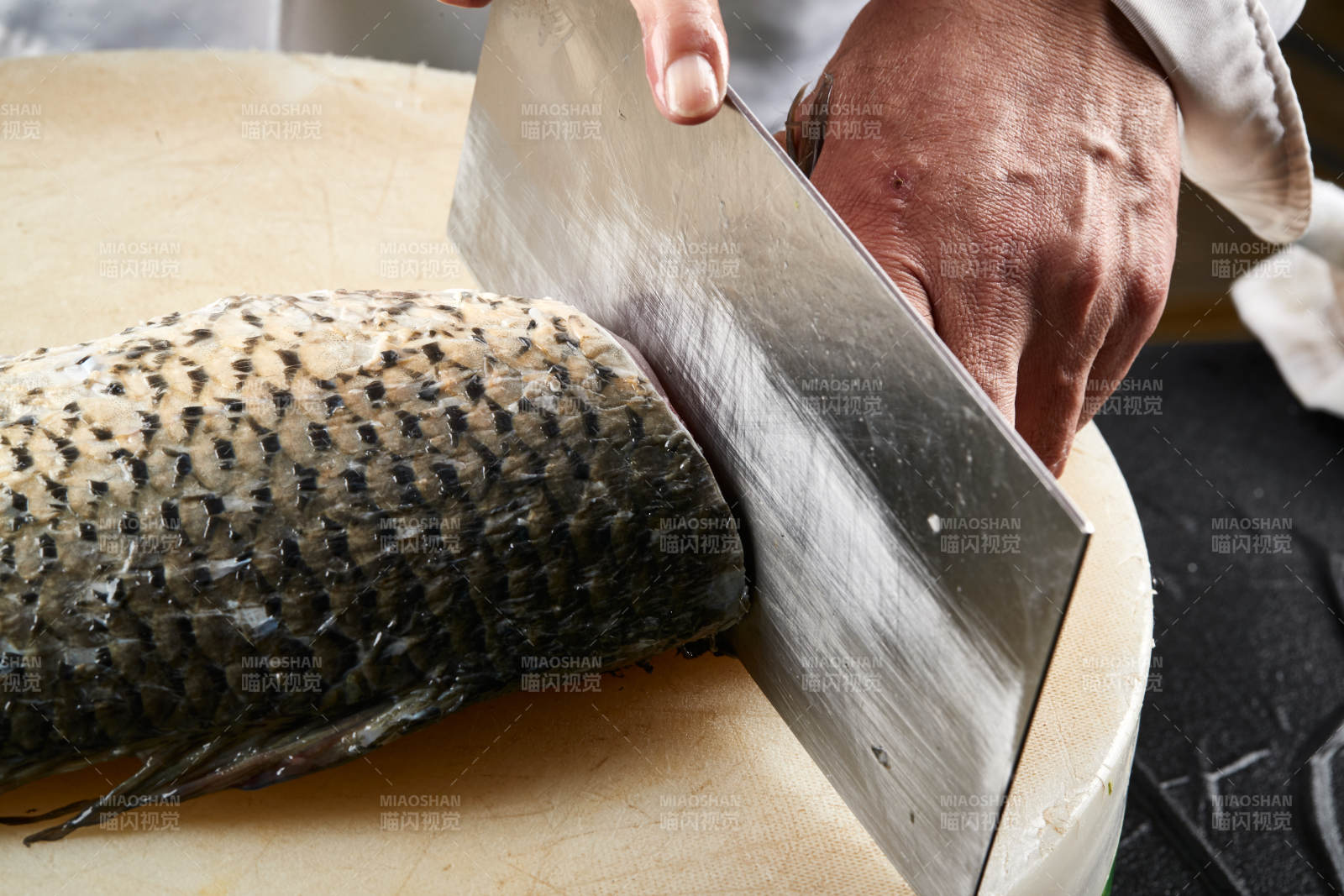 白色砧板上厨师用精湛的刀工展示生鱼片及鲜鱼料理切割分切的刀工图片