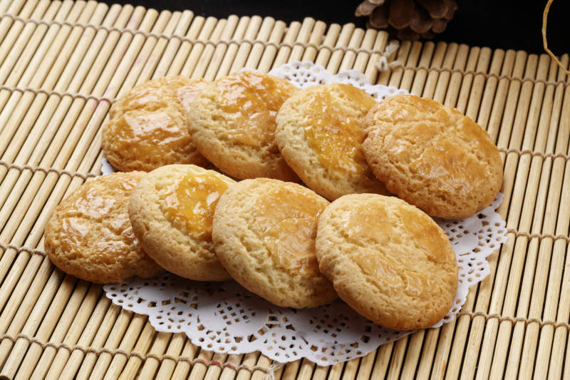 寿司帘上的的菠萝烤饼图片