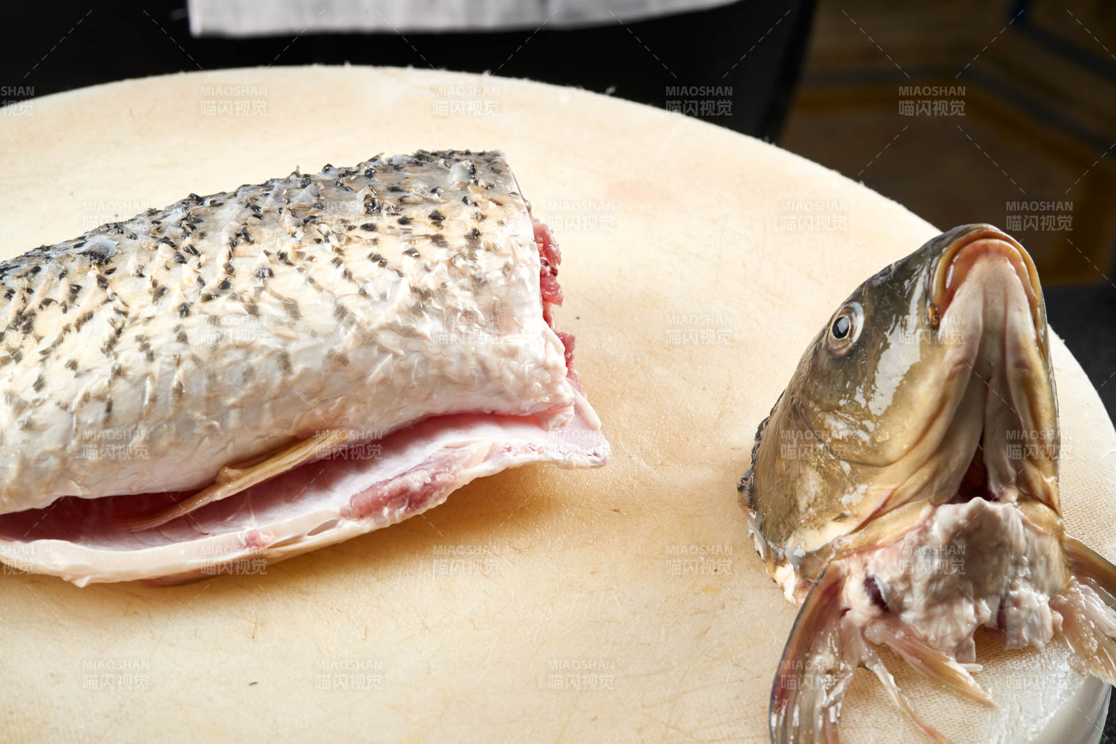 白色砧板上厨师用精湛的刀工展示生鱼片及鲜鱼料理切割分切的刀工图片