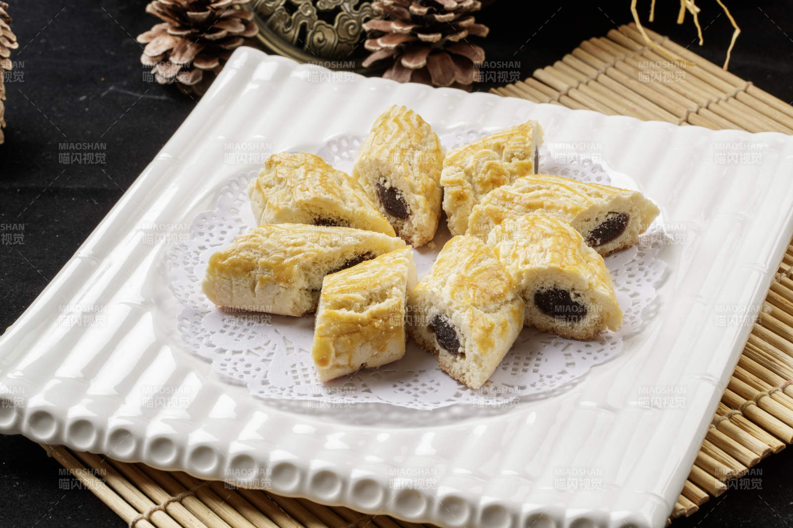 方瓷盘装的枣泥馅烤饼图片