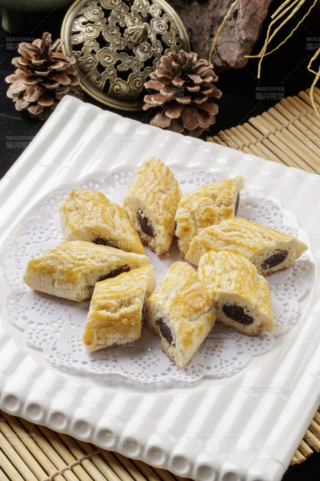 方瓷盘装的枣泥馅烤饼图片