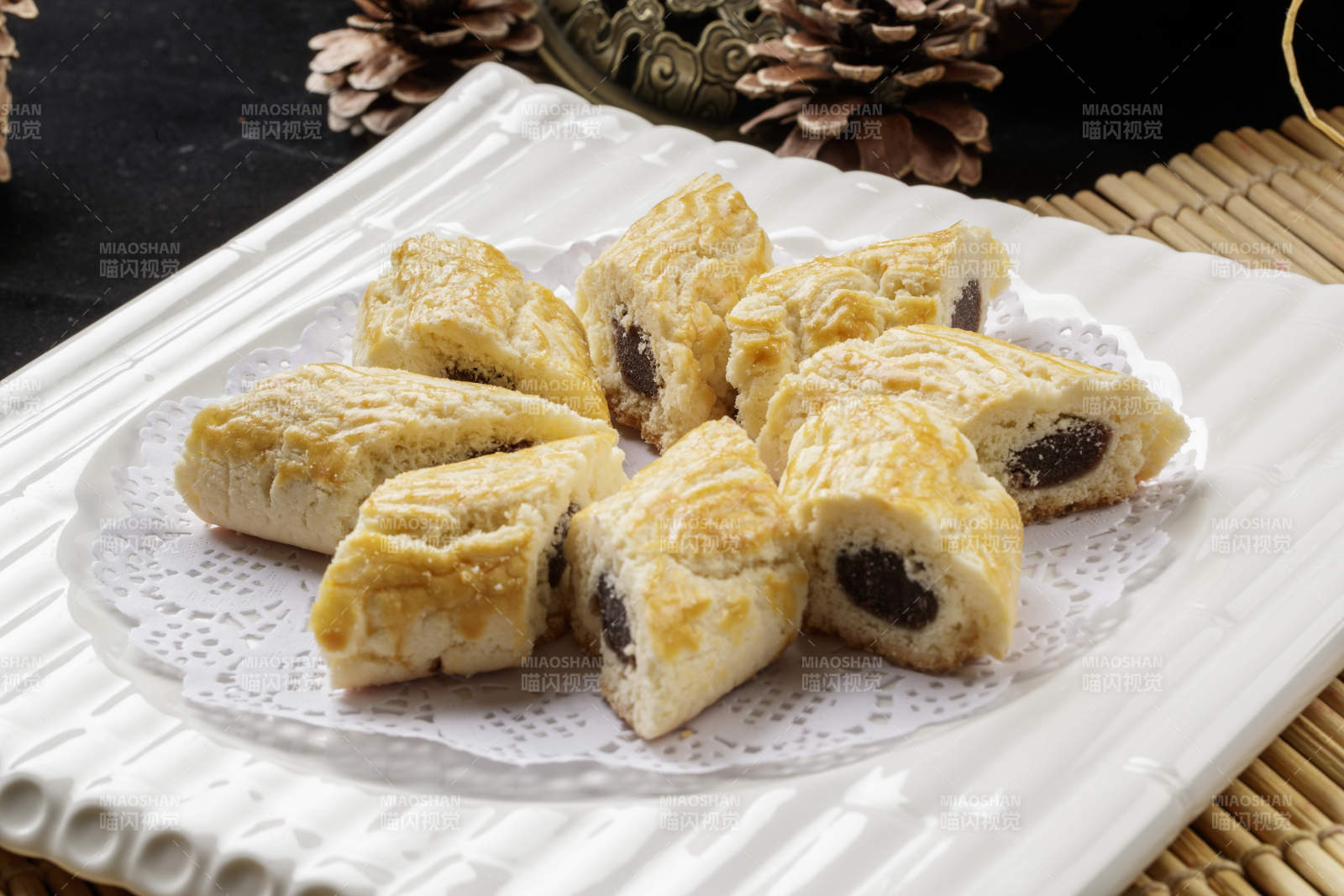 方瓷盘装的枣泥馅烤饼图片