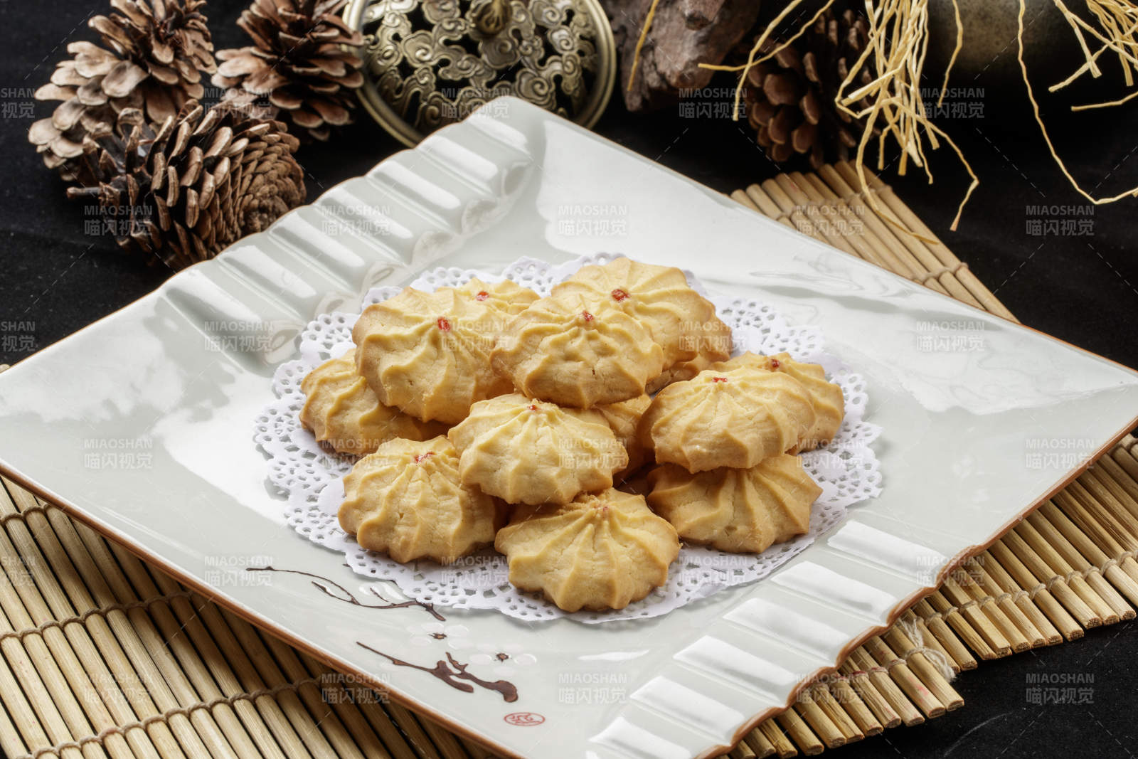 方瓷盘装的现烤曲奇饼图片