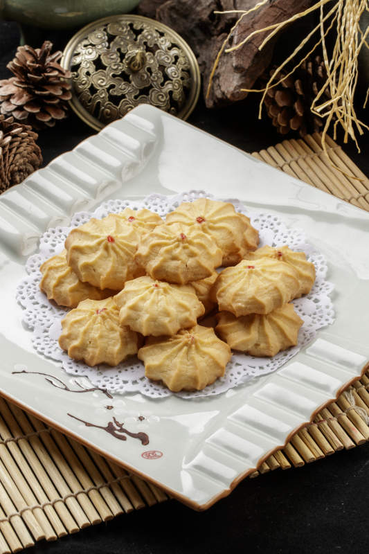 方瓷盘装的现烤曲奇饼图片