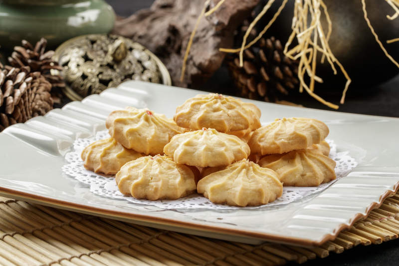 方瓷盘装的现烤曲奇饼图片